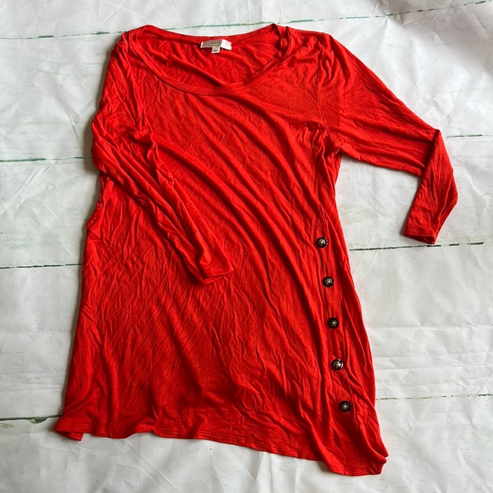 Orange-red button tee - Picture 2 of 4